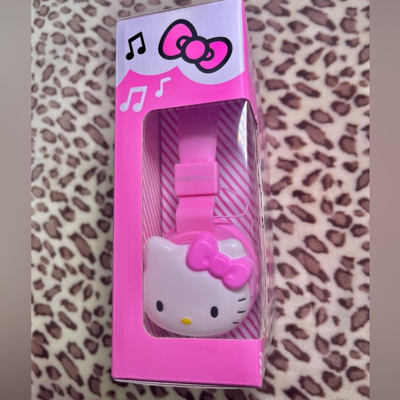 Hello Kitty Pink Wireless Headphones - Picture 2 of 4
